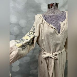 NWT Monoreno embrodiered cream colored with tie belt dress‎ size Medium